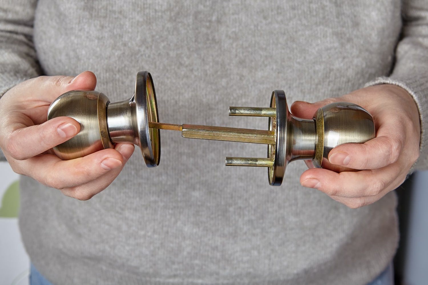 locksmith-inserts-spindle-into-handle-interior-door-check-operation-lock-mechanism-min